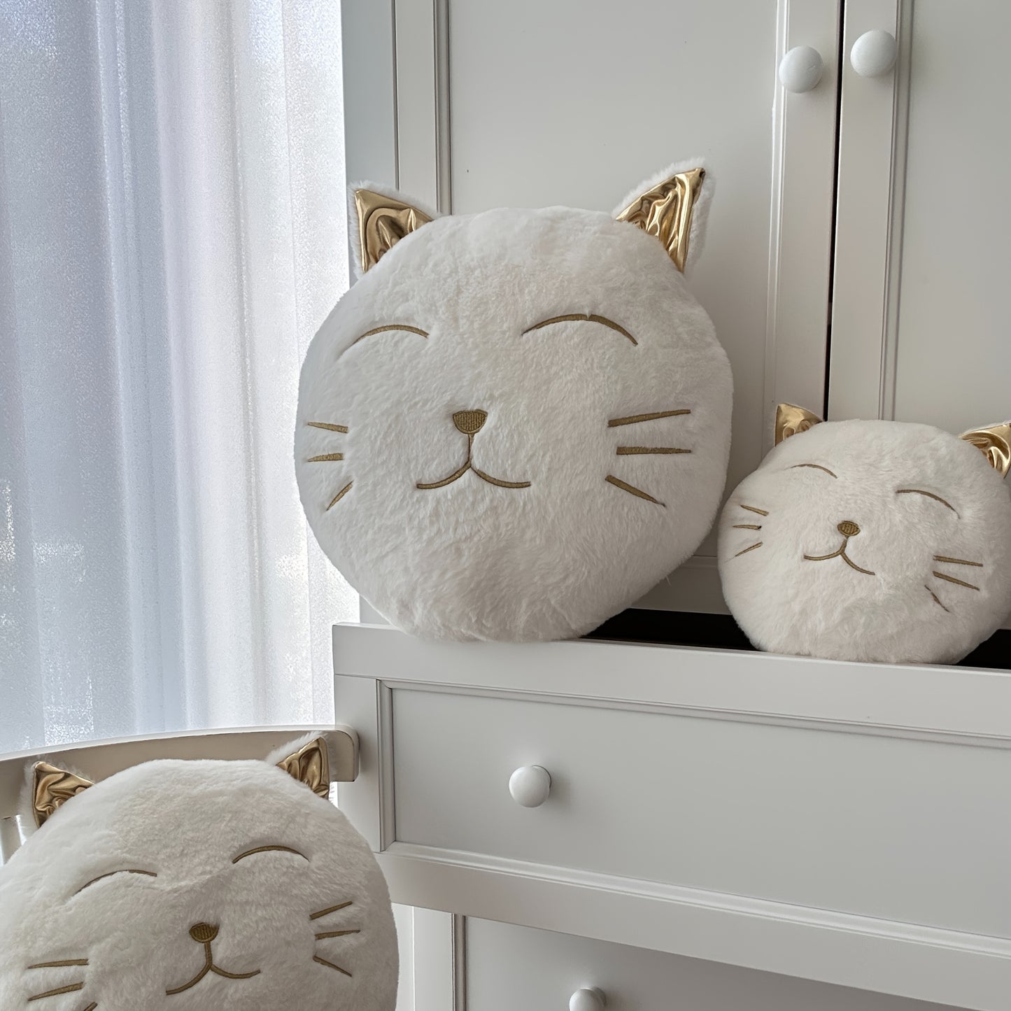 Golden Fluffy Cat Pillow Golden Fluffy Cat Pillow - Cartoon-Themed Decorative Pillow for Home Decor