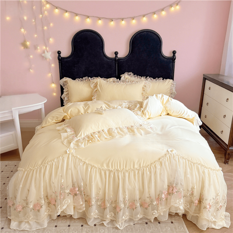 Stylish and Exquisite Four-Piece Bedding Set with Duvet Cover*1 + Fitted Sheet*1 + Pillowcases*2